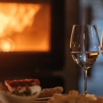 Слот The Dog House на экране кинотеатра среди кинематографических элементов