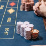 Сцена игры в блэкджек из популярного фильма о казино