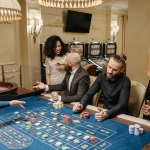 Сцена из фильма с онлайн казино на экране компьютера